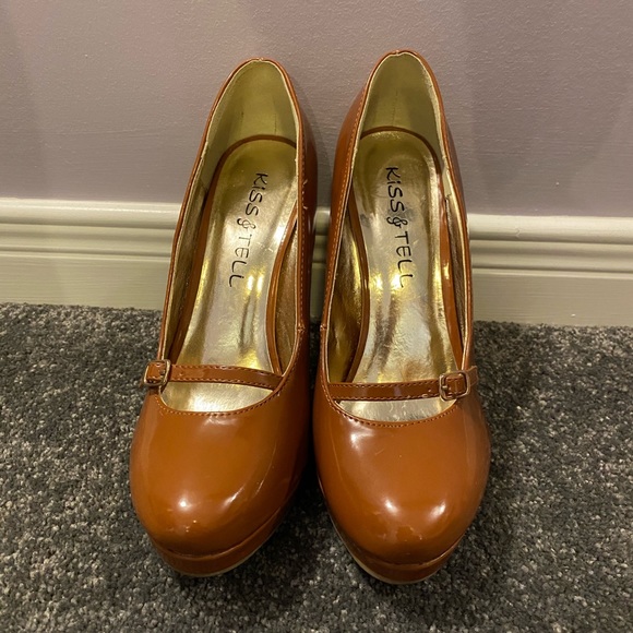 Cognac patent Mary-Jane plateform pumps. - Picture 2 of 4